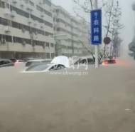 鄭州一中心商圈附近積水至人腰部  汽車快被淹到頂