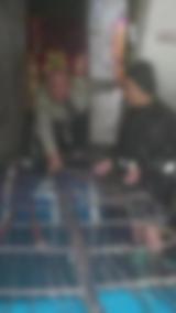 河南卫辉群众自制救生筏转移被困者