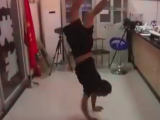 亳州：酒驾男子倒立向民警证明没喝醉