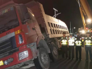 司機為逃避檢測竟將車開進溝里 肥東縣突擊夜查超限超載車輛15臺