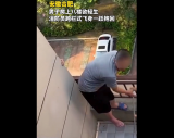 合肥一男子单脚站8楼阳台边欲跳楼  消防员飞身抱回