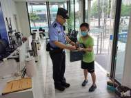 兩只幼鳥大雨中掉落樹下  小學生撿起送交警察