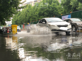 合肥清溪东路（肥西路—长丰路）路段有积水  市民骑车涉水而行