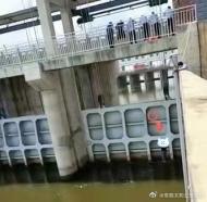 男子釣魚太投入落水被困閘門 太和警方施救
