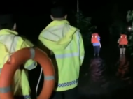 滁州一男子跌落水塘拽住救命樹枝 民警連夜搜尋救出