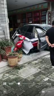 六安一轎車失控“倒”進(jìn)商鋪  所幸無(wú)人員受傷