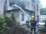 芜湖：家中着火却无人 好邻居报警消防破拆灭火