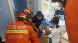小宝宝腿卡塑料板 合肥消防员快速解救