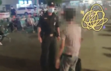 阜阳：醉酒男子车站内撒泼打滚直言“要上天” 被民警约束至酒醒