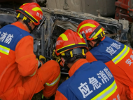 阜陽：半掛貨車與越野車相撞 兩名女子被救出