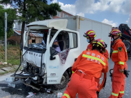 廬江：小貨車追尾公交車一人被困 消防快速救援