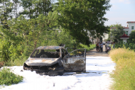 蕪湖一轎車行駛中引擎蓋部位起火