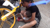 2岁幼儿被共享单车“咬手”   合肥消防剪断链条取出