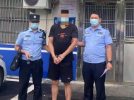 桐城一居民在家中洗碗時 無意間發現陌生男子躲進衣柜