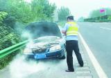 轿车着火 阜阳高速交警迅速扑灭