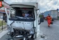 貨車追尾公交1人被困　合肥消防快速救援