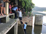 金寨：醉汉凉亭酣睡失足落水 民警下河救援