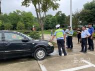 合肥一洗車店占用人行通道清洗車墊  被罰200元