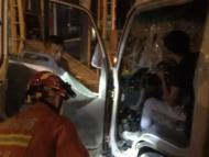 小貨車追尾半掛車致一人被困 肥東消防快速救援