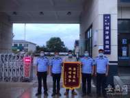 泗县：红色半挂车途中丢失一捆生橡胶   民警送还失主