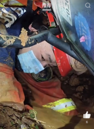 六安一男子被壓車下身靠高溫管道 消防員躺泥水中營救