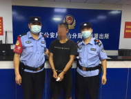 男子凌晨持菜刀進(jìn)店鋪內(nèi)洗臉  合肥民警將其帶回派出所調(diào)查