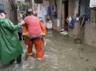 合肥廬江：大雨致多人被困 消防員快速轉移疏散68人