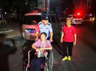 合肥一殘疾老人外出迷了路 民警將其送回家