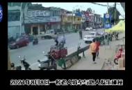 六安老人摔入車底　警民抬車營救