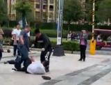 大妈叫来四男子围殴保安 警方：涉嫌寻衅滋事被刑拘