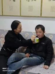 六安95后女孩照顧腦癱弟弟20年 走出大山成為家里的依靠