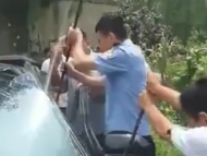 臨泉一男子遇車禍被困車內無法脫身 警民合力救援