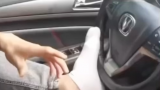 男子脚扶方向盘开车　用手玩“手机麻将”被罚