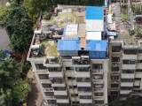 合肥这一小区楼顶“冒出”多个铁皮小屋 城管：属于违建 将进行拆除