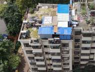 合肥這一小區樓頂“冒出”多個鐵皮小屋 城管：屬于違建 將進行拆除