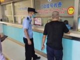 黟县一泵车驾驶员操作时被意外烫伤 民警和工友及时送医