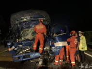 貨車高速追尾 蕪銅兩地消防聯合救援