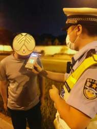阜陽：男子深夜開遠光燈停車 交警一查竟是醉駕