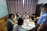 潜山警方清查棋牌室时听到楼下声响 一查有5人在地下室赌博