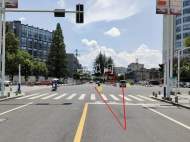 黃山一路口易致駕駛員入“歧途” 交警部門迅速改進(jìn)