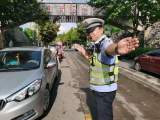 老人不幸发生交通事故 枞阳交警来救助