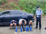 安庆：3男子车内吸笑气被民警抓个正着