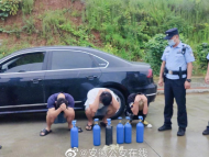 安慶：3男子車內吸笑氣被民警抓個正著