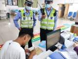 阜阳一男子醉驾回小区车内酣睡 车辆堵路遭举报