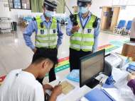 阜陽一男子醉駕回小區(qū)車內(nèi)酣睡 車輛堵路遭舉報