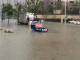 大雨来袭 合肥滨湖金斗路与韶山路交叉口附近出现积水