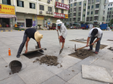 宜秀區(qū)大龍山鎮(zhèn)總鋪社區(qū)：修補破損路面 傾心為民辦實事