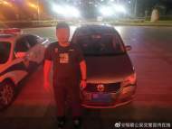 男子開車等紅燈時竟睡著了 銅陵交警將其喚醒后一查是醉駕