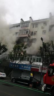 居民樓一住戶家陽臺著火 事發(fā)合肥宿州路