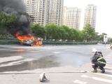 轿车起火 合肥消防紧急扑救